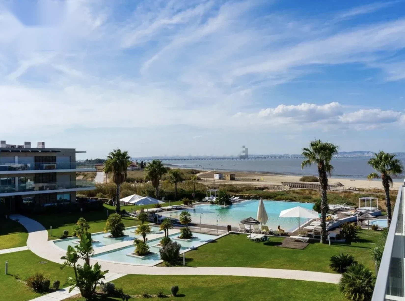 Praia do Sal Resort — 大楼、泳池及河景，Alcochete